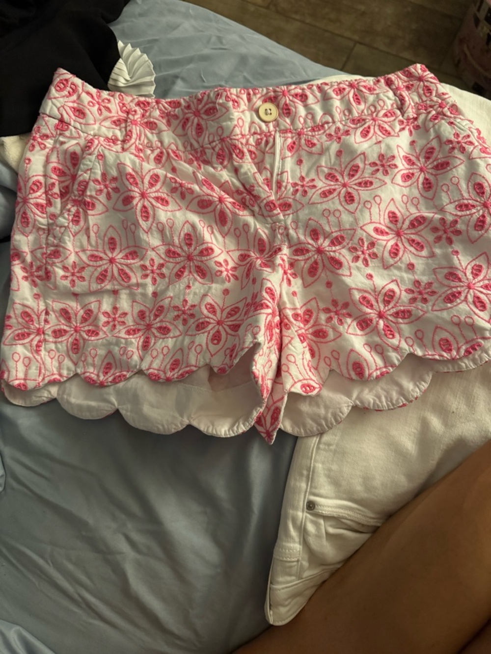 Crown & Ivy Red Scalloped Hem Textured Shorts Size 4